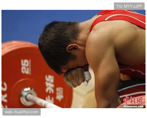 镜头捕捉：看台上一位小球迷为萨卡精彩突破激动落泪